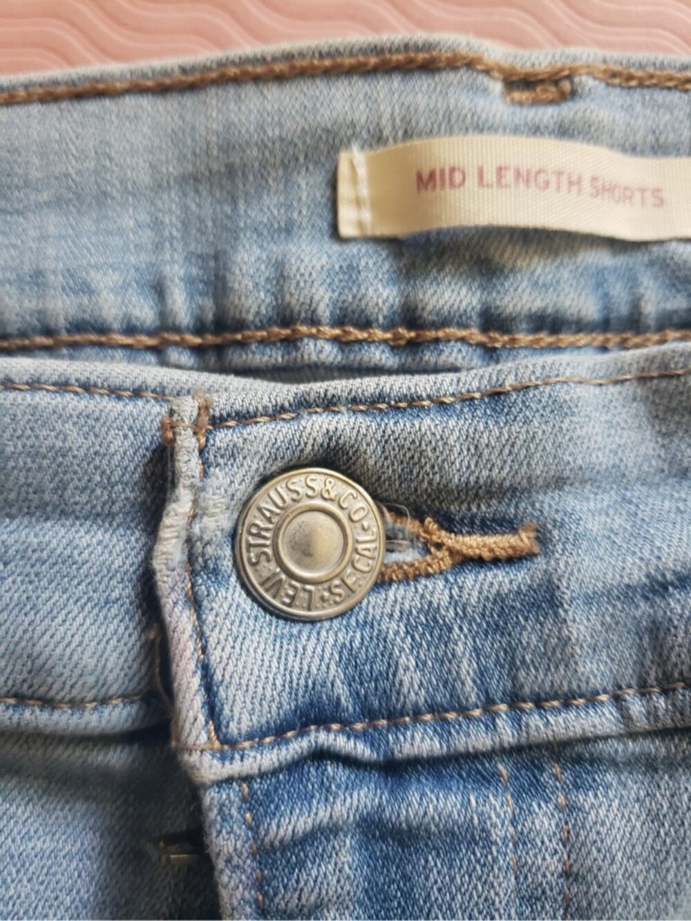 Levi's Women's Mid-Length Denim Shorts Light Wash Size 30 Classic Casual Summer - Picture 8 of 16